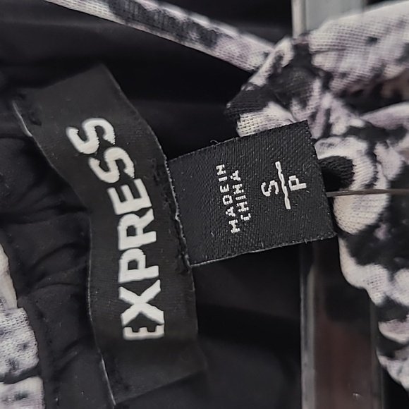 *NWT* EXPRESS Black/Gray Animal/Geometric Print Halter Top, size Small - Picture 5 of 8